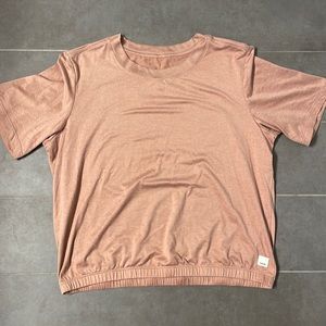 Vuori Balance Tee in burnt clay heather